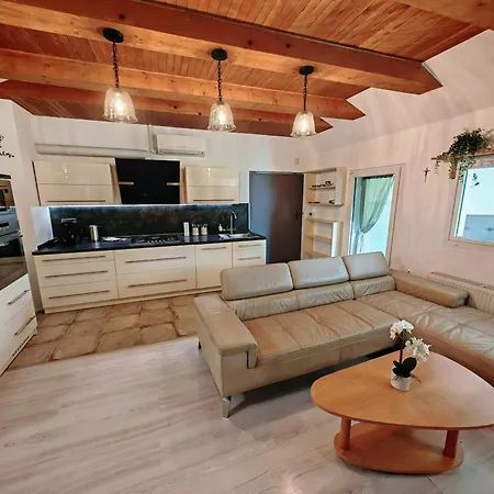 Hortenzia House With Free Parking דירה